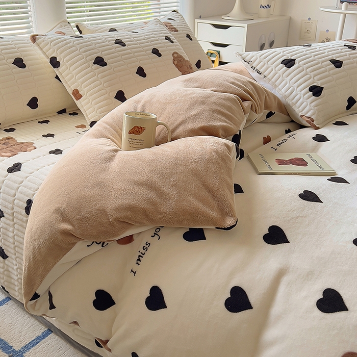 91家纺网 家纺一手货源 找家纺 美梦家纺 2024新款牛奶绒简单款夹棉床盖三件套 乐乐熊