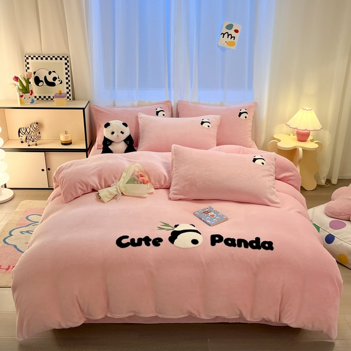 91家纺网 家纺一手货源 找家纺 葡萄家 2024新款卡通牛奶绒毛巾绣可爱熊猫保暖四件套提供买家秀 萌宝牛奶绒-粉