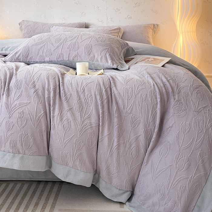 91家纺网 家纺一手货源 找家纺  2024秋冬款9斤重高级感雕花牛奶绒四件套加厚珊瑚绒加绒被套床单床笠床上用品-郁金秘语 风信紫