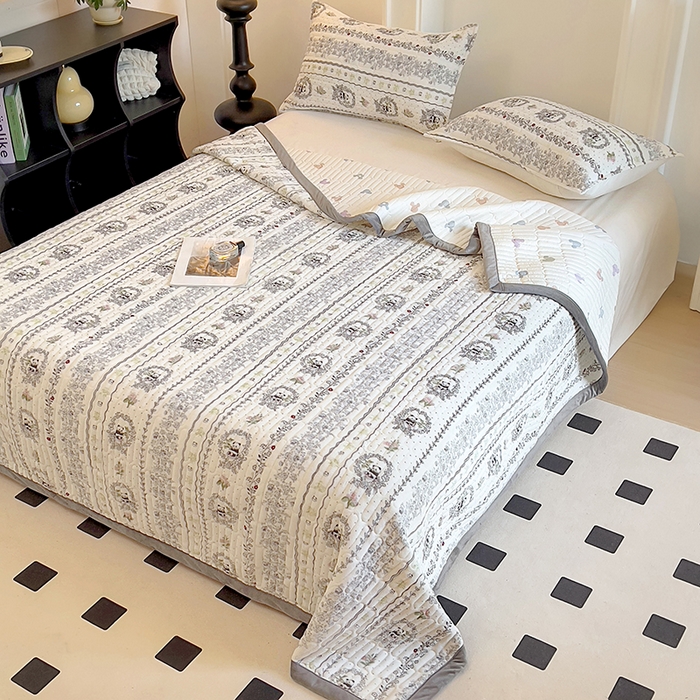 91家纺网 家纺一手货源 找家纺 美梦家纺 2024新款牛奶绒简单款夹棉床盖三件套 漫生活