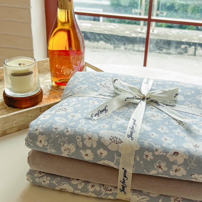 91家纺网 家纺一手货源 找家纺 一比一家纺 2025新款全棉母婴级抗菌有氧全棉双层纱亲肤全棉小清新印花三件套四件套 木槿花-兰