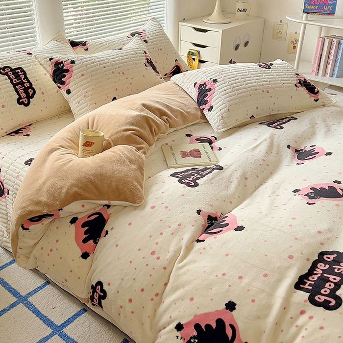 91家纺网 家纺一手货源 找家纺 美梦家纺 2024新款牛奶绒简单款夹棉床盖三件套 晚安猫