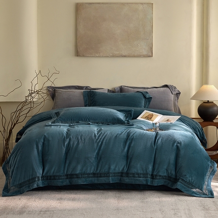 91家纺网 家纺一手货源 找家纺 淼铭家纺 2025新款A类婴肤绒轻奢镂空工艺四件套-爵系列 爵-海港蓝