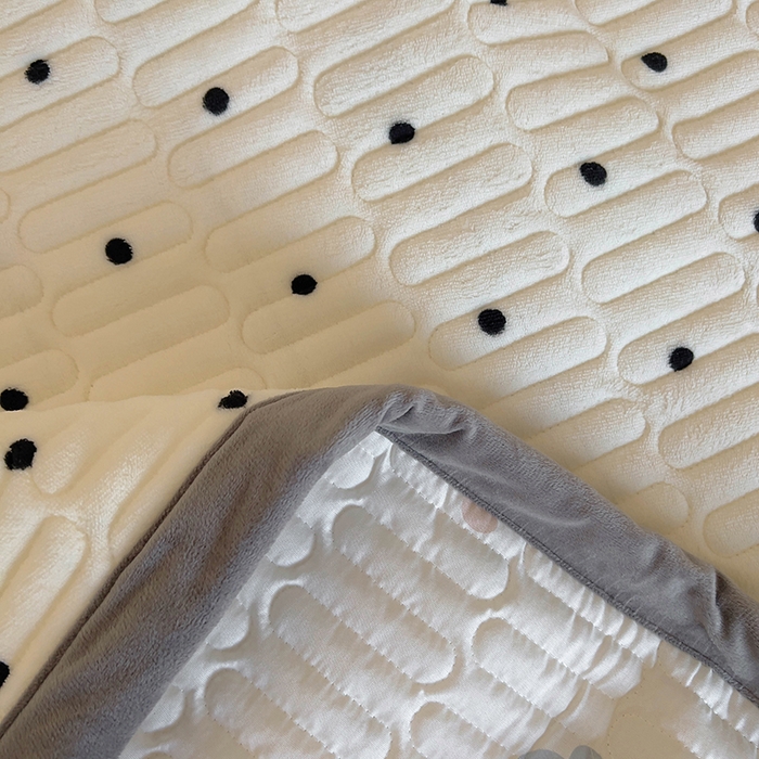 91家纺网 家纺一手货源 找家纺 美梦家纺 2024新款牛奶绒简单款夹棉床盖四件套 波点米