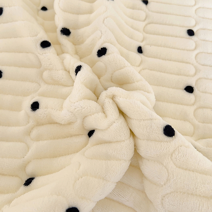 91家纺网 家纺一手货源 找家纺 美梦家纺 2024新款牛奶绒花边款夹棉床盖三件套 花边-波点米