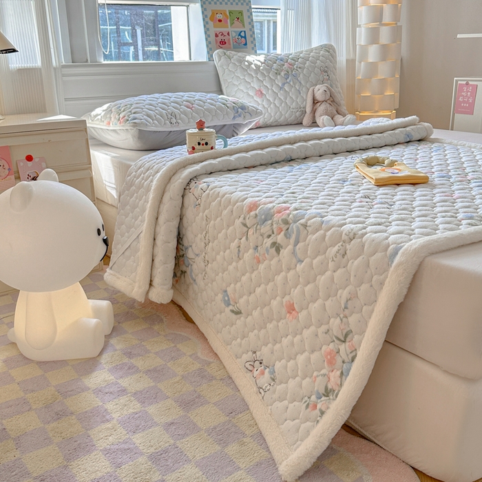 91家纺网 家纺一手货源 找家纺 慕尚家纺 2025牛奶绒床盖床褥被套三件套四件套 床垫-鲜花小兔