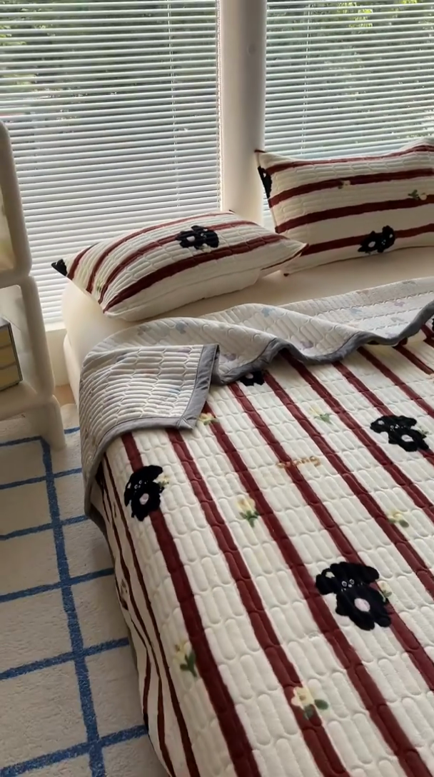 91家纺网 家纺一手货源 找家纺 美梦家纺 2024新款牛奶绒简单款夹棉床盖三件套 哈基米红