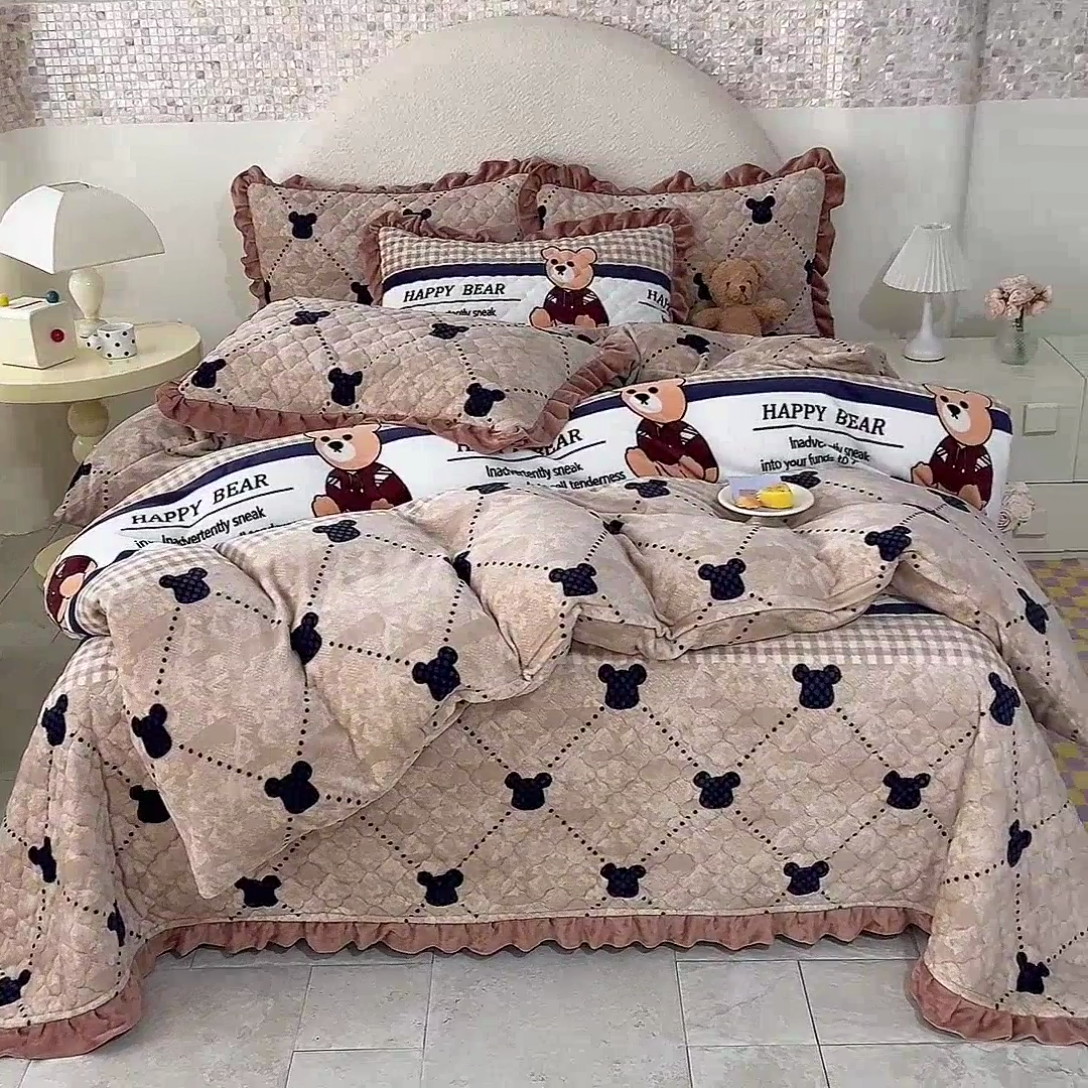 91家纺网 家纺一手货源 找家纺 美达家纺 2025新款牛奶绒印花床盖系列四件套 小熊维尼