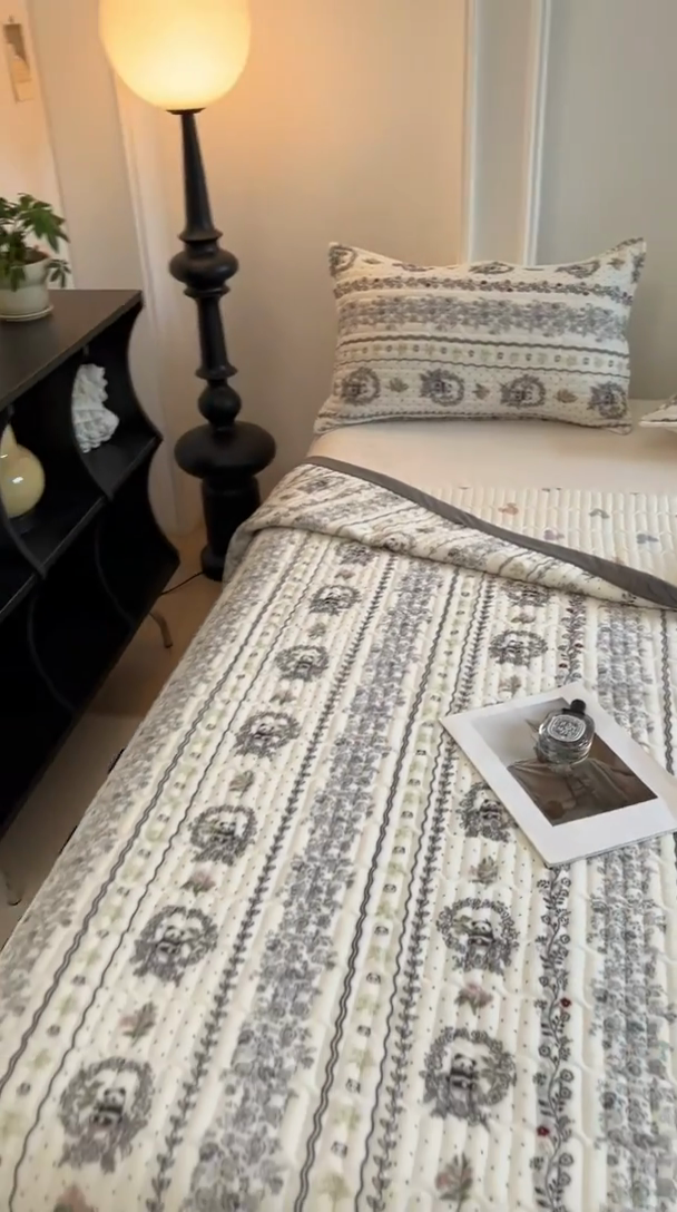 91家纺网 家纺一手货源 找家纺 美梦家纺 2024新款牛奶绒简单款夹棉床盖三件套 漫生活