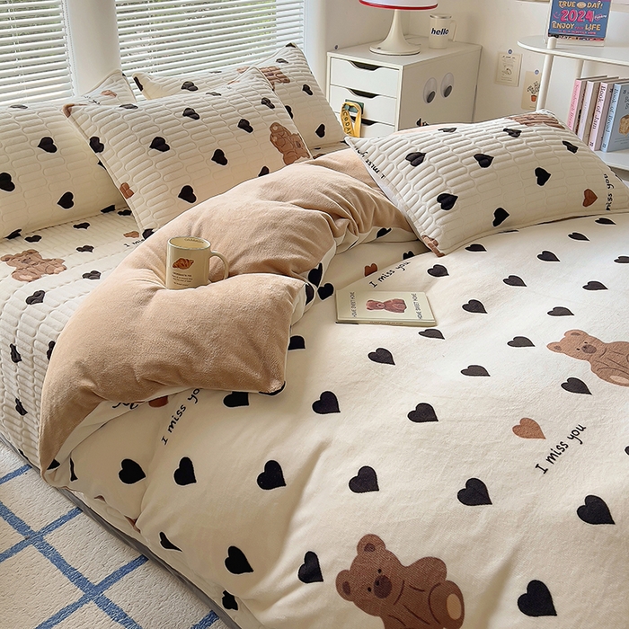 91家纺网 家纺一手货源 找家纺 美梦家纺 2024新款牛奶绒简单款夹棉床盖四件套 乐乐熊