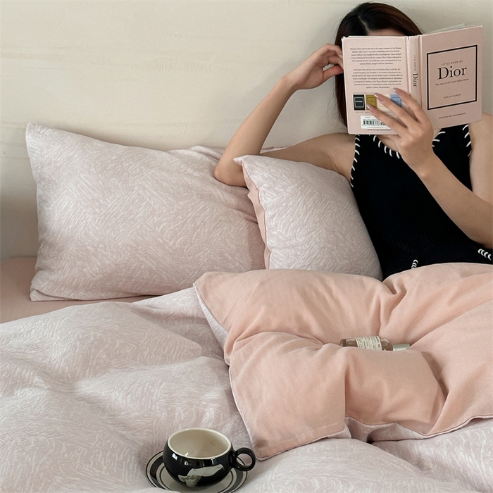 91家纺网 家纺一手货源 找家纺 梦享生活家居 2024新款色织三层提花墨尔本系列四件套 墨尔本粉