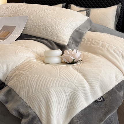 91家纺网 家纺一手货源 找家纺 总绘萱 2025新爆款高密消光宽边拼角雕花牛奶绒四件套双拼纯色