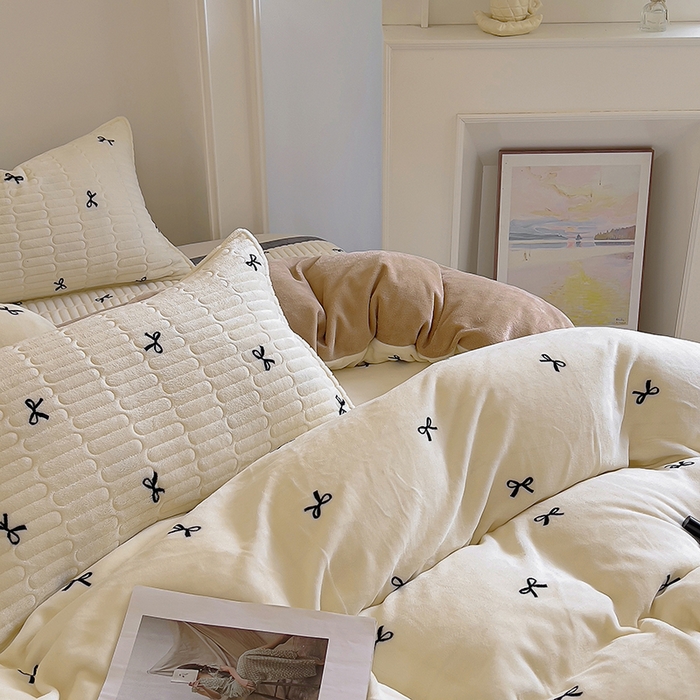 91家纺网 家纺一手货源 找家纺 美梦家纺 2024新款牛奶绒简单款夹棉床盖四件套 蝴蝶结