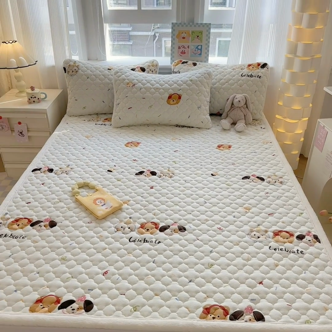 91家纺网 家纺一手货源 找家纺 慕尚家纺 2025牛奶绒床盖床褥被套三件套四件套 床垫-快乐乐园