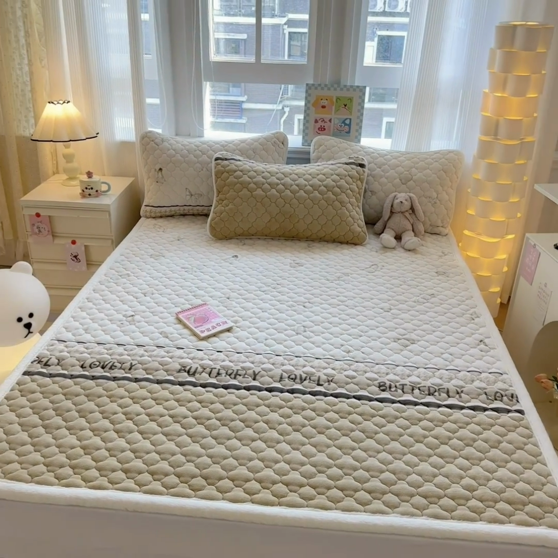 91家纺网 家纺一手货源 找家纺 慕尚家纺 2025牛奶绒床盖床褥被套三件套四件套 床垫-梦蝶