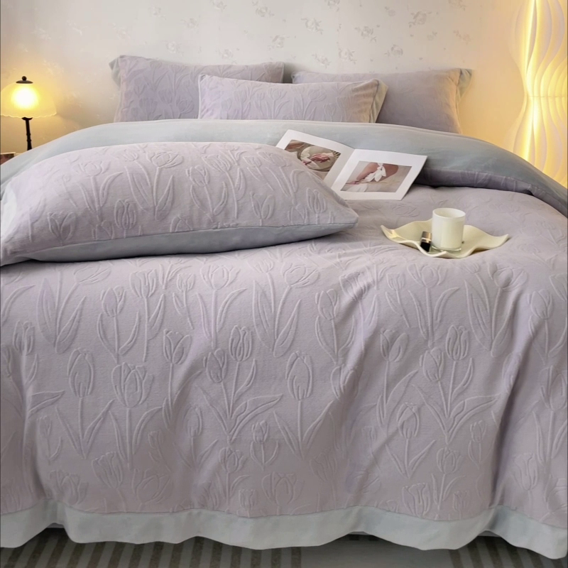 91家纺网 家纺一手货源 找家纺  2024秋冬款9斤重高级感雕花牛奶绒四件套加厚珊瑚绒加绒被套床单床笠床上用品-郁金秘语 风信紫