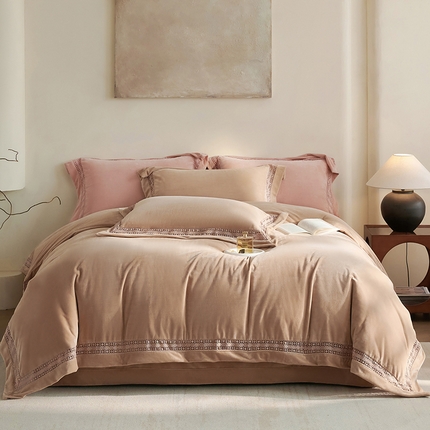 91家纺网 家纺一手货源 找家纺 淼铭家纺 2025新款A类婴肤绒轻奢镂空工艺四件套-爵系列 爵-浅驼咖