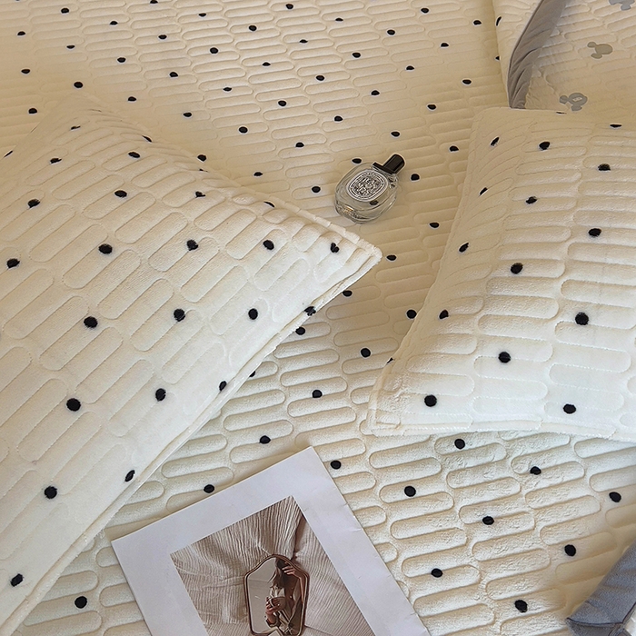 91家纺网 家纺一手货源 找家纺 美梦家纺 2024新款牛奶绒简单款夹棉床盖四件套 波点米