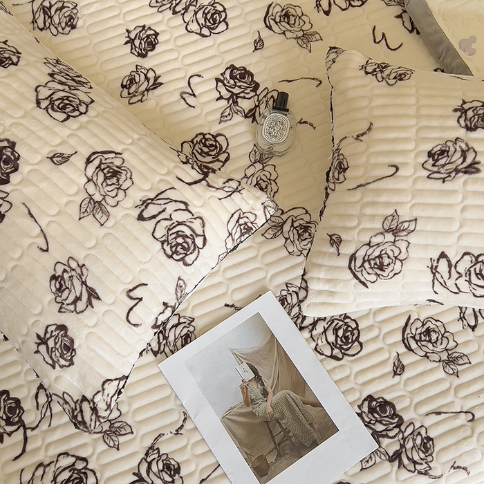 91家纺网 家纺一手货源 找家纺 美梦家纺 2024新款牛奶绒简单款夹棉床盖三件套 米雅