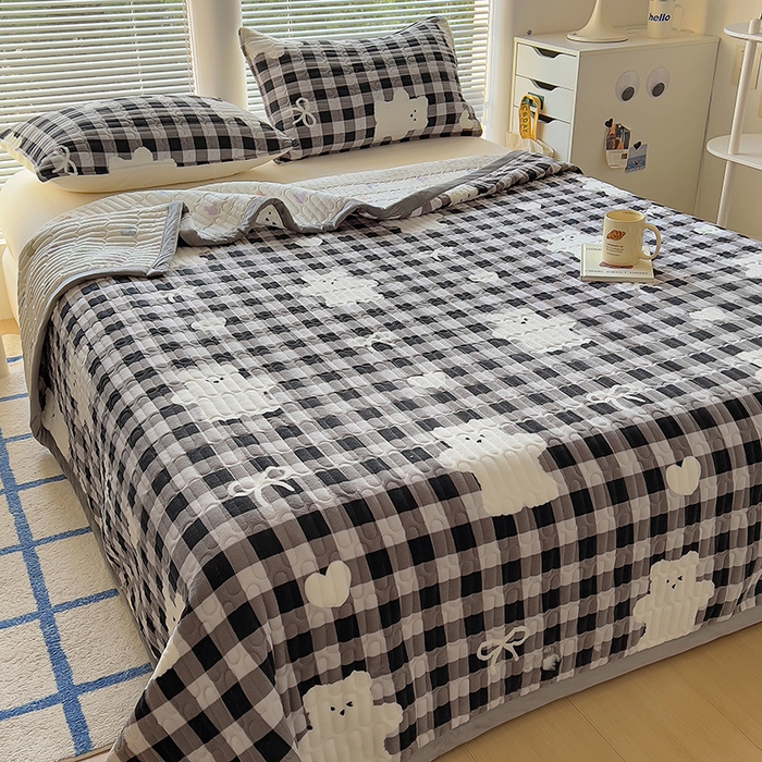 91家纺网 家纺一手货源 找家纺 美梦家纺 2024新款牛奶绒简单款夹棉床盖三件套 精灵熊黑