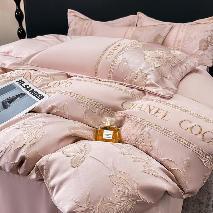 91家纺网 家纺一手货源 找家纺 宅家居 2024新款轻奢拼接亲肤精梳棉磨毛浮雕刺绣四件套-珍妮花房 珍妮花房-粉色