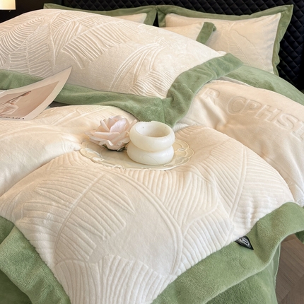 91家纺网 家纺一手货源 找家纺 总绘萱 2025新爆款高密消光宽边拼角雕花牛奶绒四件套双拼纯色