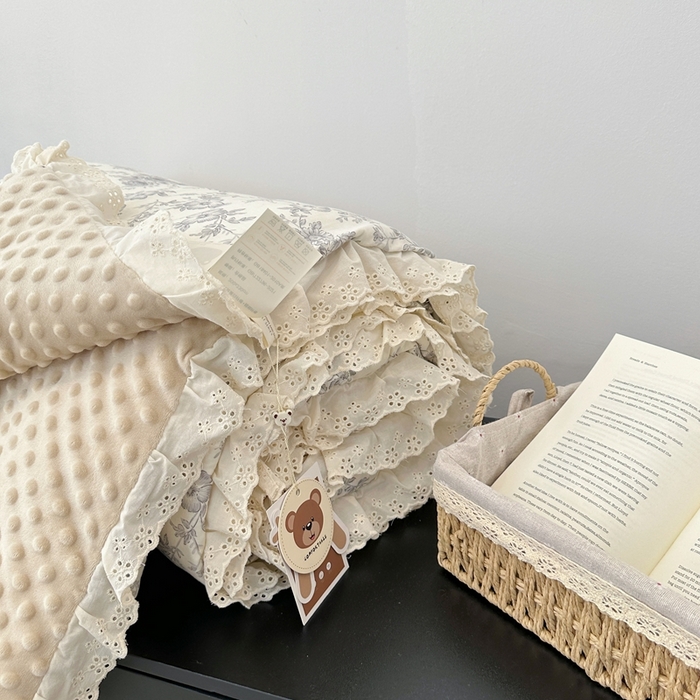 91家纺网 家纺一手货源 找家纺 佰织鑫家居 2024新款全棉法式花边懒人豆豆被 赫本