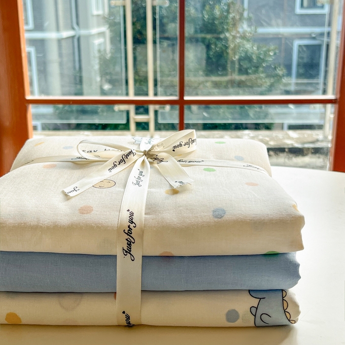 91家纺网 家纺一手货源 找家纺 一比一家纺 2025新款全棉母婴级抗菌有氧全棉双层纱亲肤全棉小清新印花三件套四件套 恐龙派对