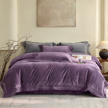 91家纺网 家纺一手货源 找家纺 淼铭家纺 2025新款A类婴肤绒轻奢镂空工艺四件套-爵系列 爵-暮光紫