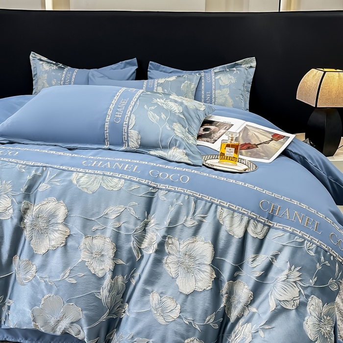 91家纺网 家纺一手货源 找家纺 宅家居 2024新款轻奢拼接亲肤精梳棉磨毛浮雕刺绣四件套-珍妮花房 珍妮花房-宾利蓝