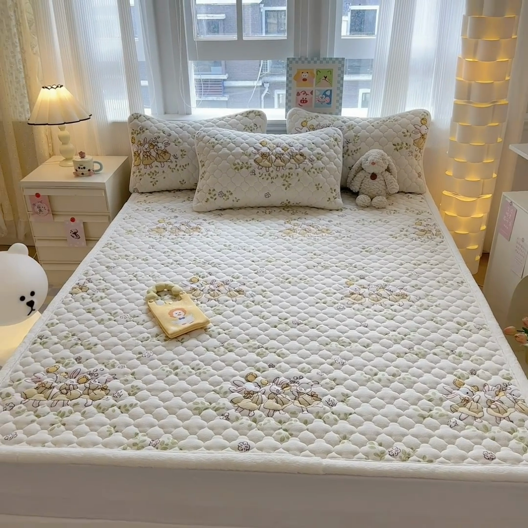 91家纺网 家纺一手货源 找家纺 慕尚家纺 2025牛奶绒床盖床褥被套三件套四件套 床垫-花园兔