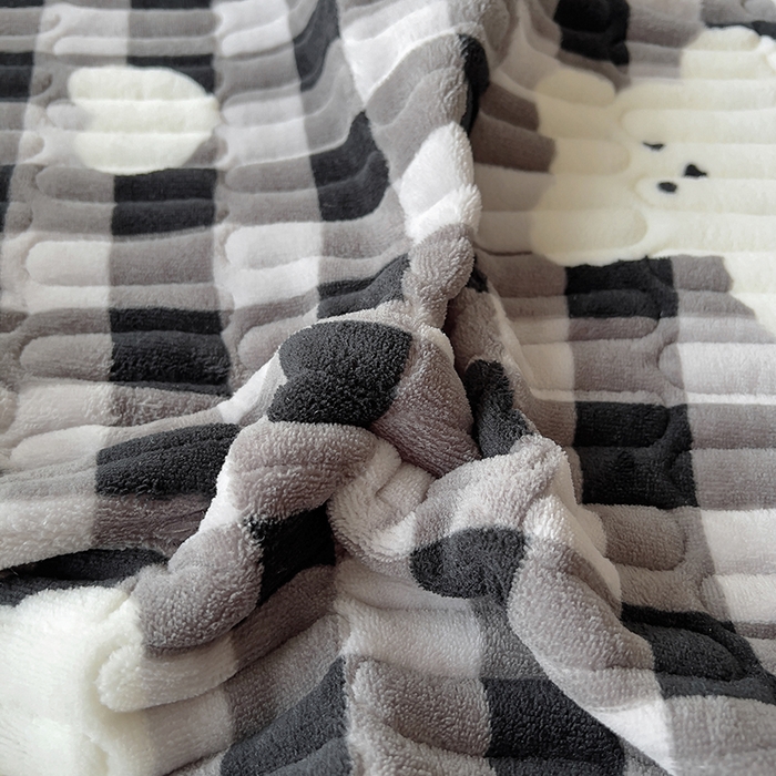 91家纺网 家纺一手货源 找家纺 美梦家纺 2024新款牛奶绒简单款夹棉床盖三件套 精灵熊黑