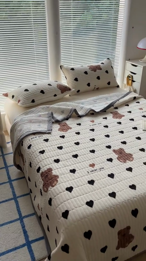 91家纺网 家纺一手货源 找家纺 美梦家纺 2024新款牛奶绒简单款夹棉床盖三件套 乐乐熊