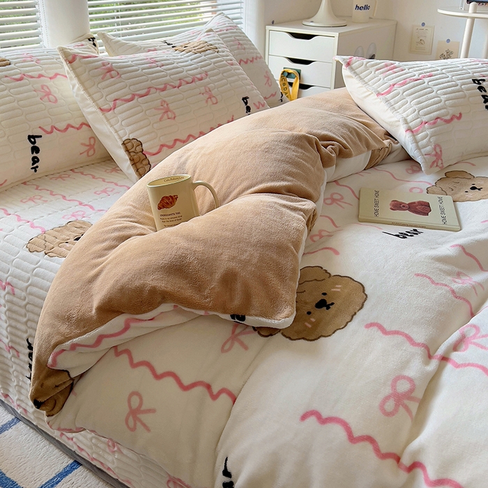 91家纺网 家纺一手货源 找家纺 美梦家纺 2024新款牛奶绒简单款夹棉床盖三件套 青涩粉