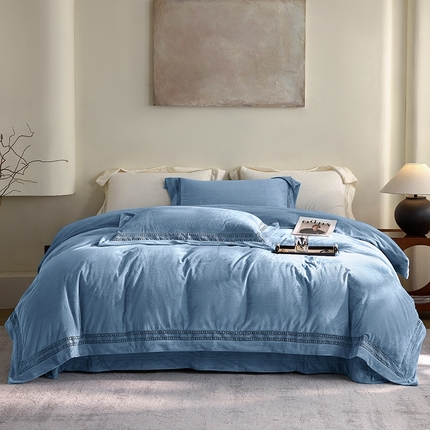 91家纺网 家纺一手货源 找家纺 淼铭家纺 2025新款A类婴肤绒轻奢镂空工艺四件套-爵系列 爵-婴儿蓝