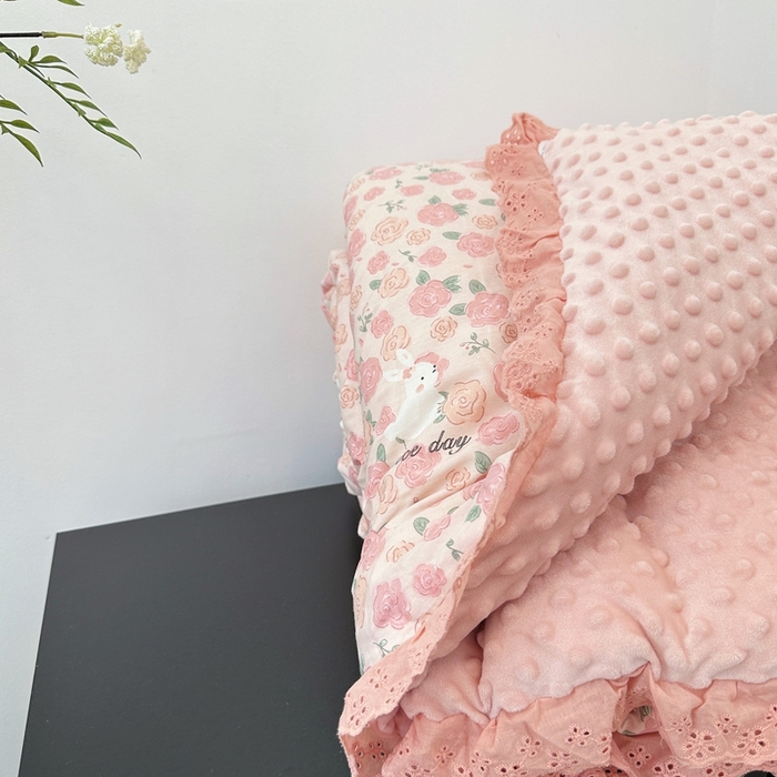 91家纺网 家纺一手货源 找家纺 佰织鑫家居 2024新款全棉法式花边懒人豆豆被 爱情故事