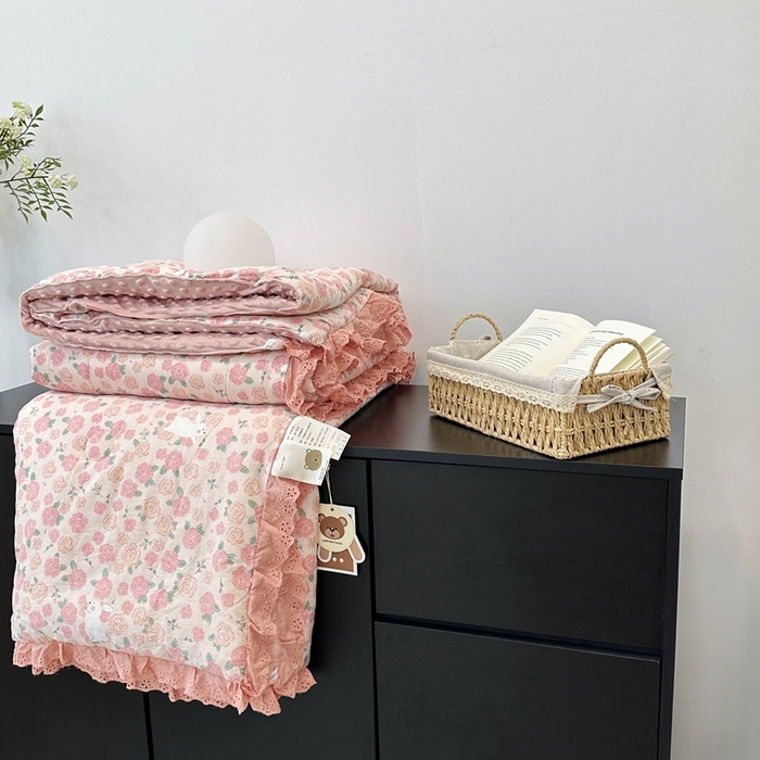 91家纺网 家纺一手货源 找家纺 佰织鑫家居 2024新款全棉法式花边懒人豆豆被 爱情故事