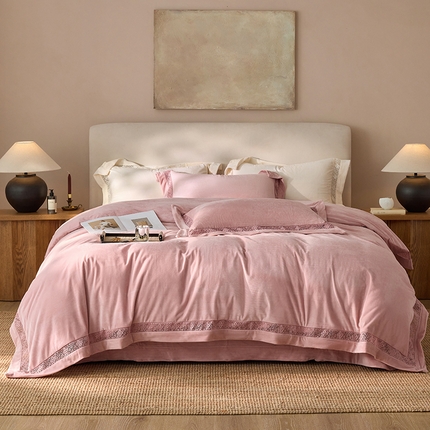 91家纺网 家纺一手货源 找家纺 （总）淼铭家纺 2025新款A类高克重婴肤绒镂空工艺四件套-曼柔系列