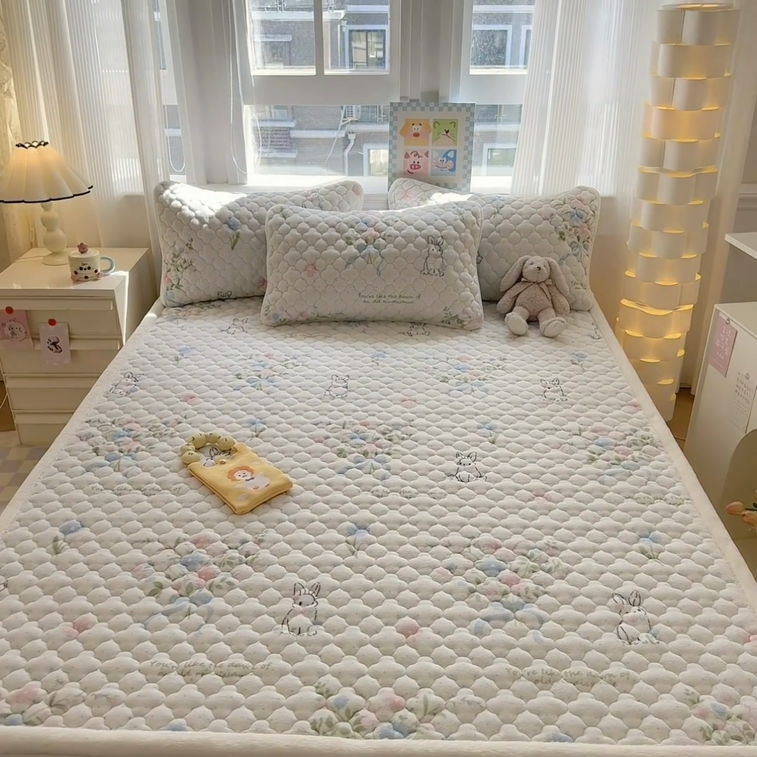 91家纺网 家纺一手货源 找家纺 慕尚家纺 2025牛奶绒床盖床褥被套三件套四件套 床垫-鲜花小兔