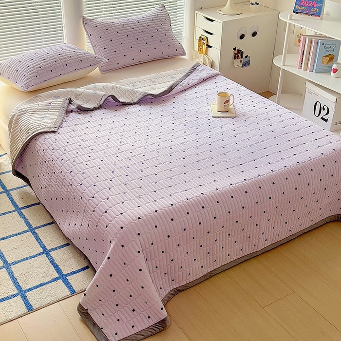 91家纺网 家纺一手货源 找家纺 美梦家纺 2024新款牛奶绒简单款夹棉床盖三件套 波点紫