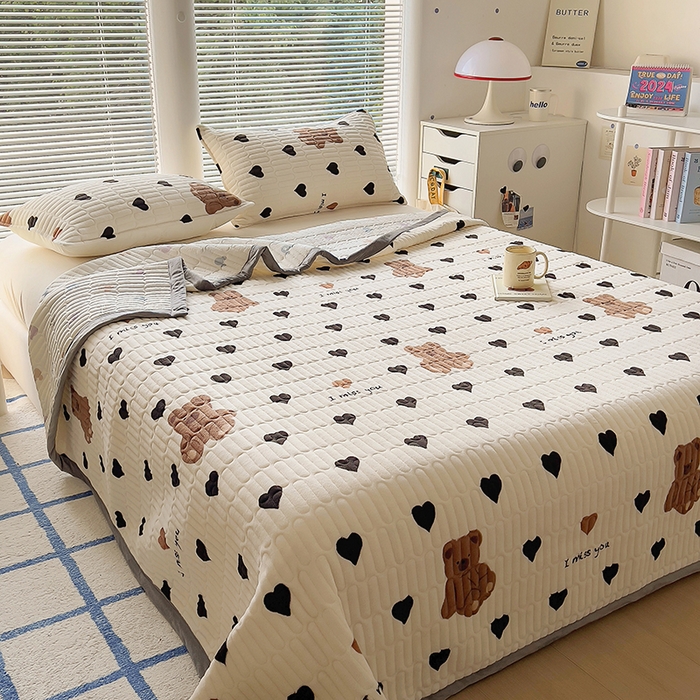 91家纺网 家纺一手货源 找家纺 美梦家纺 2024新款牛奶绒简单款夹棉床盖三件套 乐乐熊