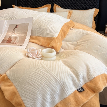 91家纺网 家纺一手货源 找家纺 总绘萱 2025新爆款高密消光宽边拼角雕花牛奶绒四件套双拼纯色