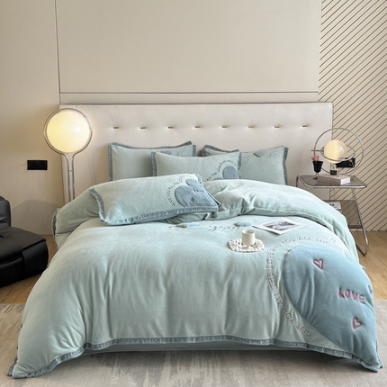 91家纺网 家纺一手货源 找家纺 博纳家纺 2024新款牛奶绒贴布绣四件套-爱心love baby 豆绿