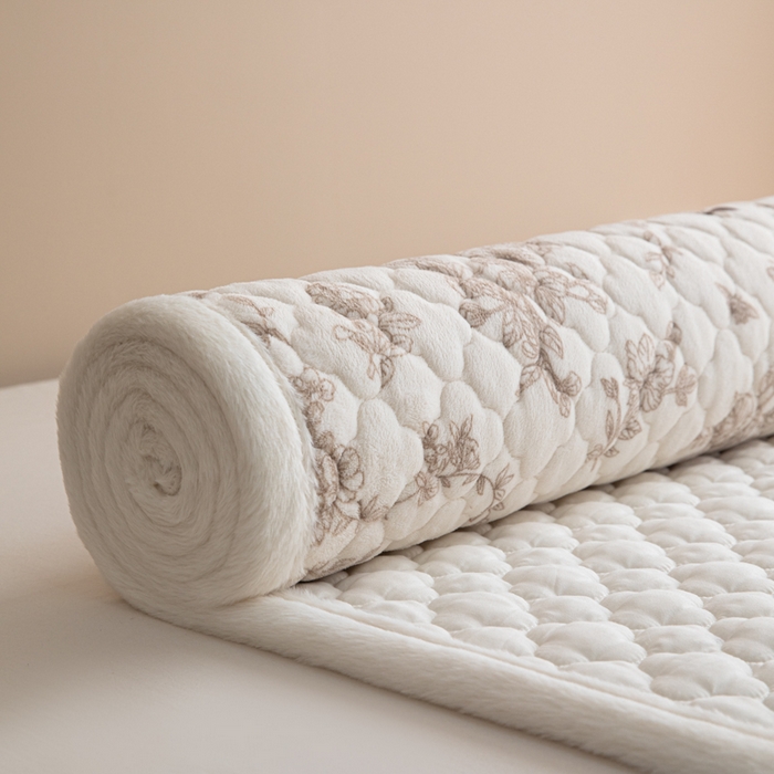 91家纺网 家纺一手货源 找家纺 慕尚家纺 2025牛奶绒床盖床褥被套三件套四件套 床垫-丽娜