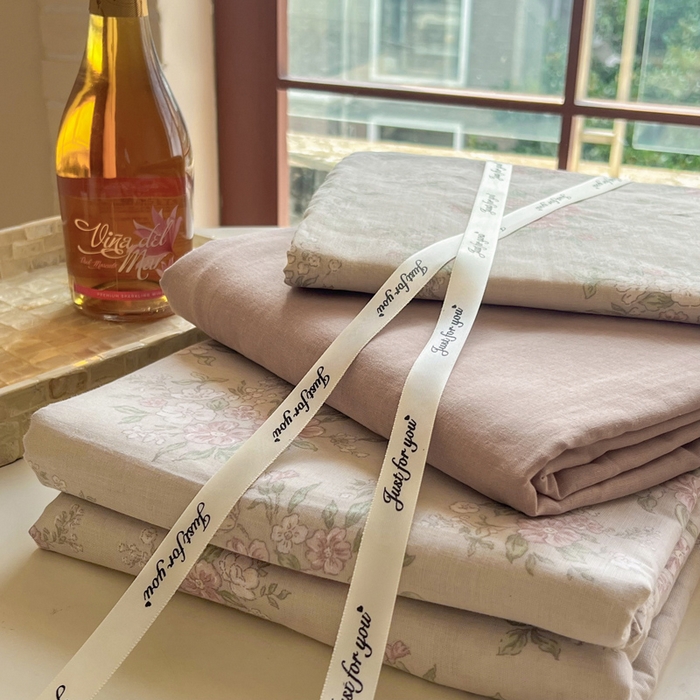 91家纺网 家纺一手货源 找家纺 一比一家纺 2025新款全棉母婴级抗菌有氧全棉双层纱亲肤全棉小清新印花三件套四件套 莱茵茶桂