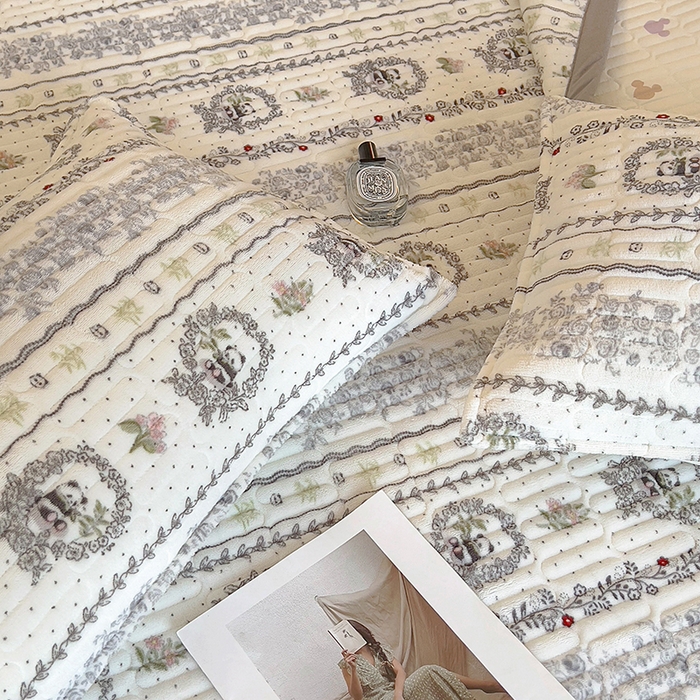 91家纺网 家纺一手货源 找家纺 美梦家纺 2024新款牛奶绒简单款夹棉床盖三件套 漫生活