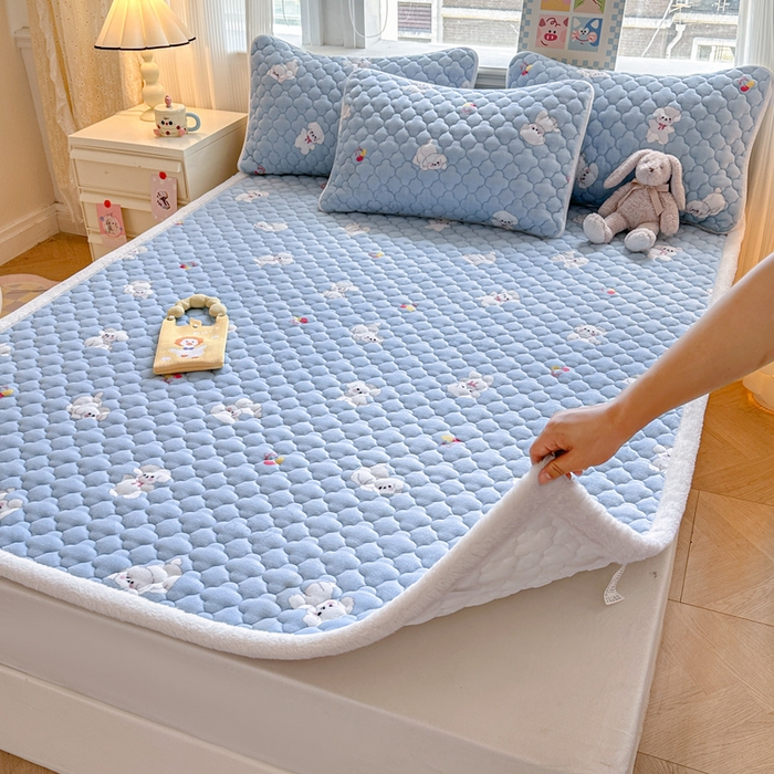 91家纺网 家纺一手货源 找家纺 慕尚家纺 2025牛奶绒床盖床褥被套三件套四件套 床垫-宝贝熊仔