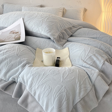 91家纺网 家纺一手货源 找家纺  2024秋冬款9斤重高级感雕花牛奶绒四件套加厚珊瑚绒加绒被套床单床笠床上用品-郁金秘语 琉璃蓝