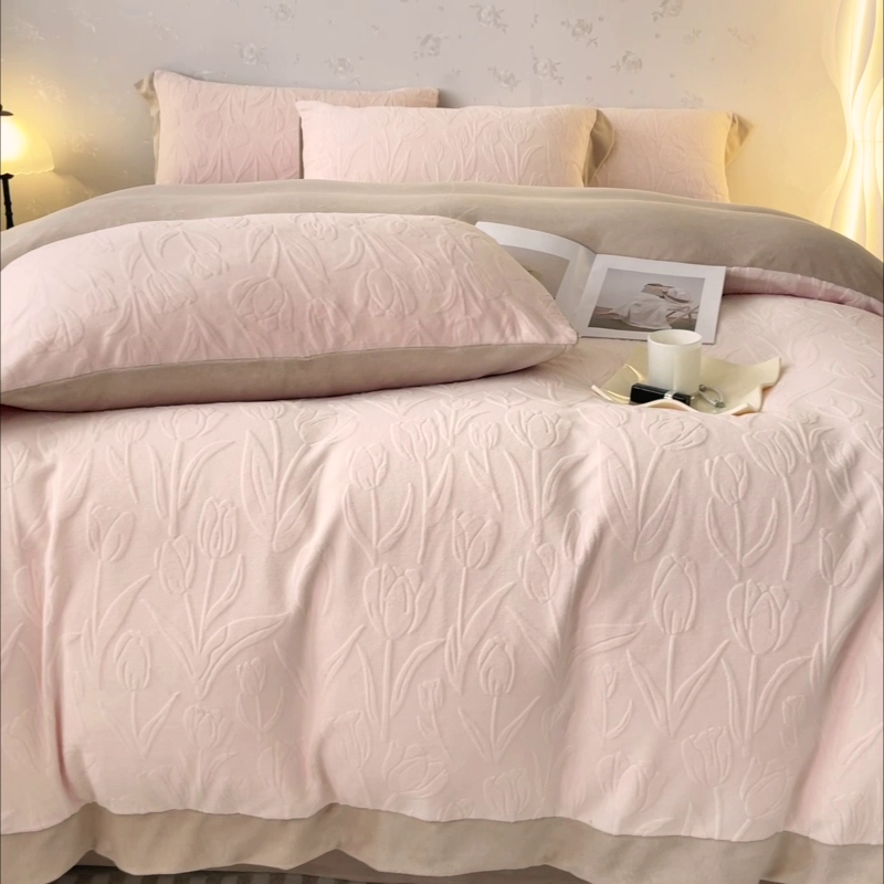 91家纺网 家纺一手货源 找家纺  2024秋冬款9斤重高级感雕花牛奶绒四件套加厚珊瑚绒加绒被套床单床笠床上用品-郁金秘语 白桃色