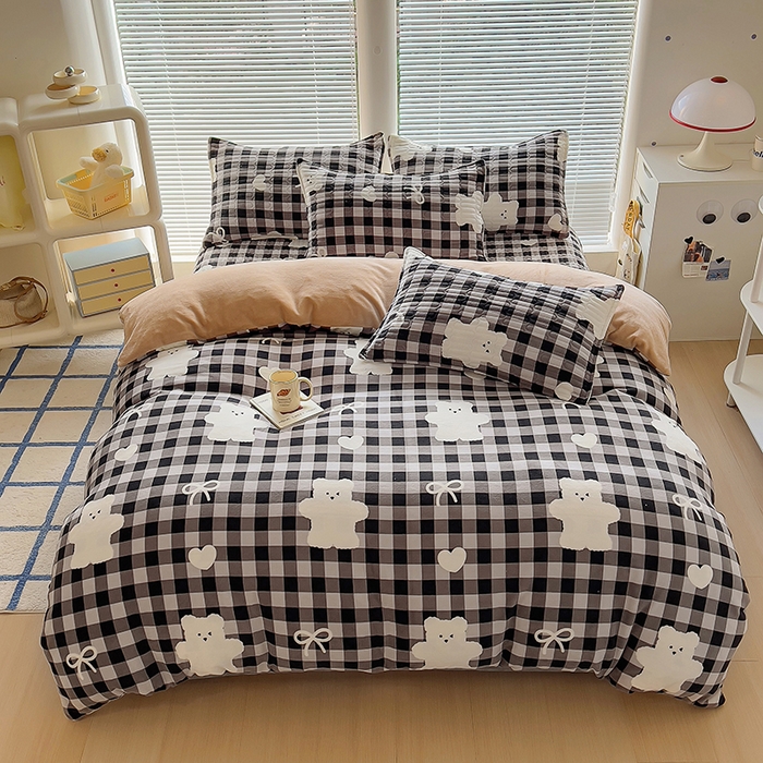 91家纺网 家纺一手货源 找家纺 美梦家纺 2024新款牛奶绒简单款夹棉床盖四件套 精灵熊黑